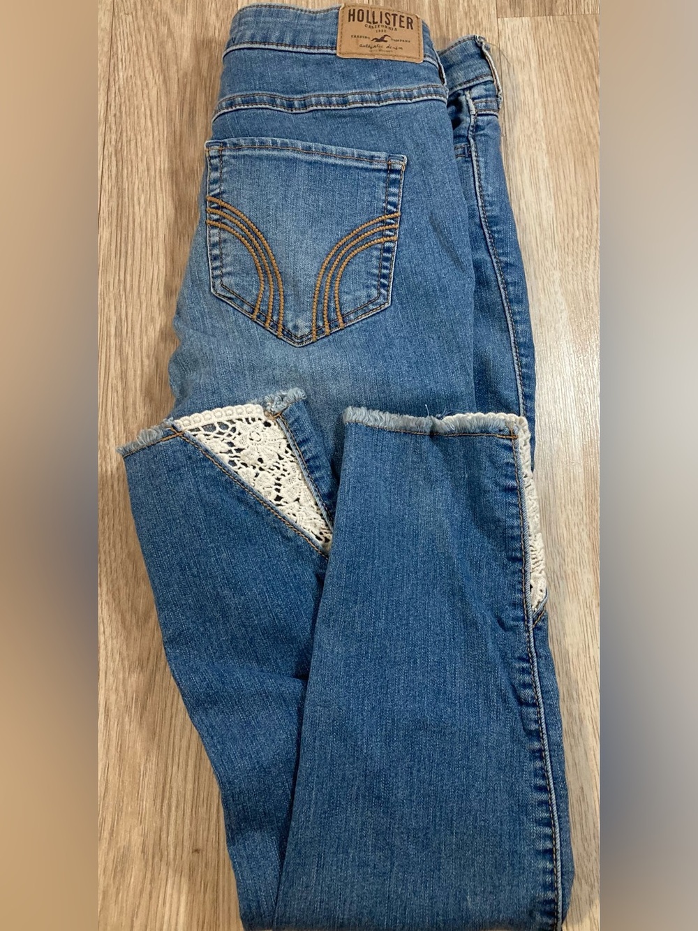 Hollister Crop Blue Denim Highrise Distressed Jeans with Lace Inset sz 7 28